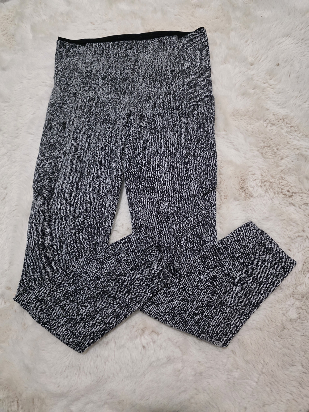 Lululemon Run On - Black & White Leggings - Size 2/4